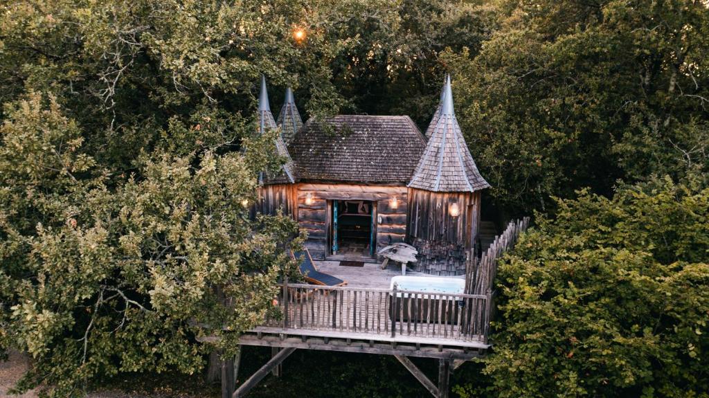 Châteaux dans les Arbres — Dordogne, France